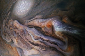 “朱诺号”探测器捕捉到，木星白色椭圆形反气旋风暴