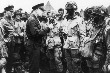 在战场上靠装死活下来的美国伞兵是谁?他是怎么做到的?