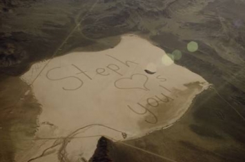 美国13岁女童在沙漠中创造巨大艺术“讯息”给远在国际空间站的宇航员爸爸