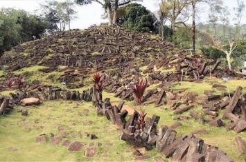 印尼爪哇岛森林深处发现史上最大、可能也是最古老的人造金字塔