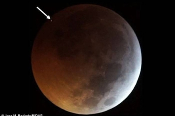 天文学家首次拍摄到月全食期间一块陨石坠落在月球上