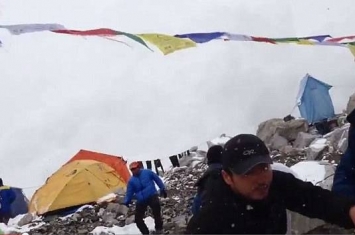 尼泊尔大地震引发珠穆朗玛峰雪崩 登山客拍下的恐怖一刻曝光