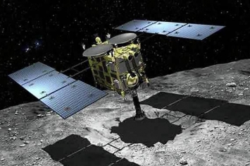 日本的“隼鸟2”号探测器传回的首批数据表明小行星“龙宫”非常干燥