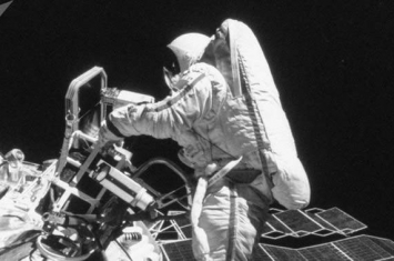 美国女性宇航员安妮·麦克莱恩和科里斯蒂娜·科赫将于本月月底完成太空行走