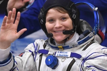 美国女宇航员安妮·麦克莱恩在国际空间站逗留期间长高5厘米