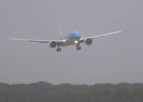 荷兰皇家航空波音777客机风暴中降落阿姆斯特丹时出现惊险一幕
