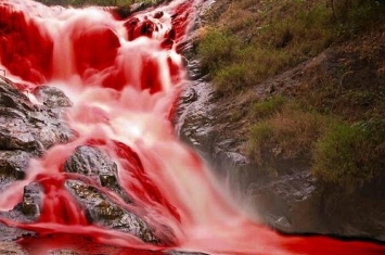 血瀑布的水为什么是红色的