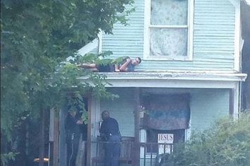 美国嫌疑犯爱德华·马丁(Edward Martin)爬上房顶成功躲避警察视频爆红网络