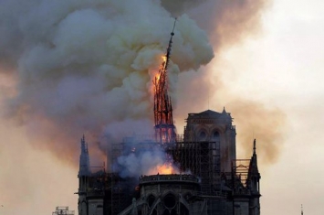 历史上巴黎圣母院经历过哪些劫难?曾有过多次翻新