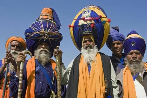 为什么印度男人都要在头上包个头巾呢?天气再热也要包