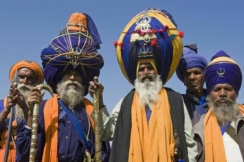 为什么印度男人都要在头上包个头巾呢?天气再热也要包