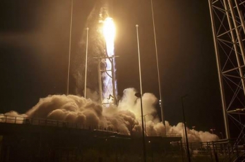 “安塔瑞斯”号运载火箭携带“天鹅座”货运飞船发射升空飞向国际空间站