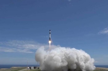 美国私人火箭公司Rocket Lab在新西兰发射小型火箭将6枚卫星送上近地轨道
