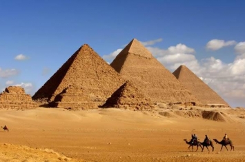 吉萨高原法老金字塔附近发现古埃及王国时期墓葬