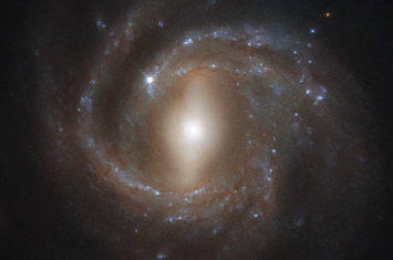 “龙的眼睛”：哈勃太空望远镜拍摄3.93亿光年外飞马座中的NGC 7773星系