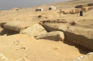 埃及北部萨卡拉墓地左塞尔金字塔附近发现数十个两千年前木乃伊