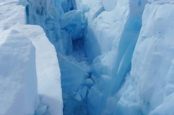 无人机拍下了格陵兰冰盖中的湖泊快速裂开崩塌形成地表最大瀑布的珍贵景象