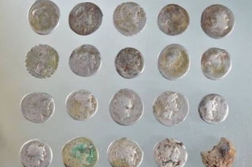 英国萨福克郡田野出土60枚古罗马第纳里乌斯银币 或与英格兰布狄卡女王起义有关