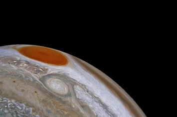 “朱诺”号木星探测器向地球发回太阳系最大气旋——木星大红斑的新图像