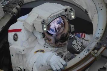 国际空间站美国宇航员黑格和摩根进入开放太空