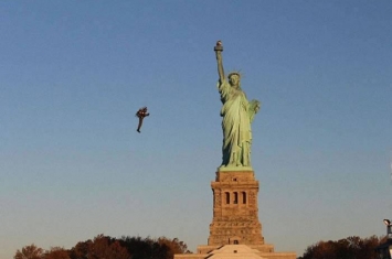 澳洲飞行器制造者驾驶自制飞行推进器飞近美国纽约自由神像