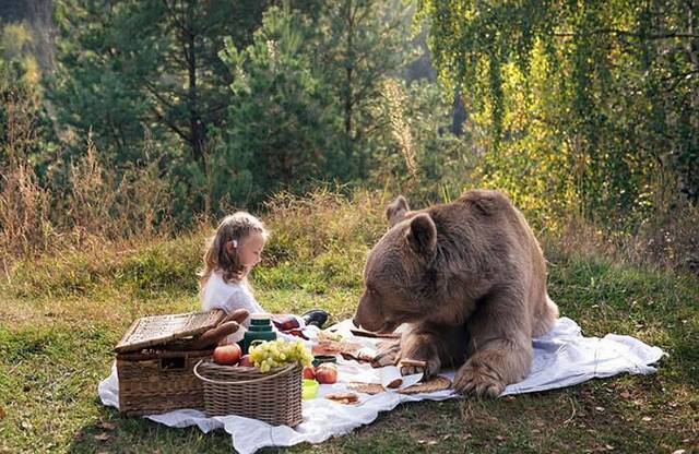 俄罗斯一对母女与千斤大棕熊野餐