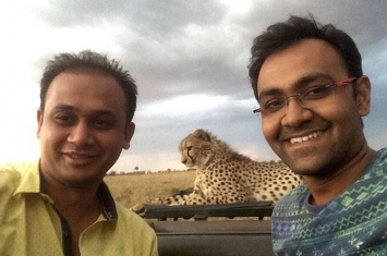 驾车游逛肯尼亚马赛玛拉国家公园时受到四只猎豹友善欢迎