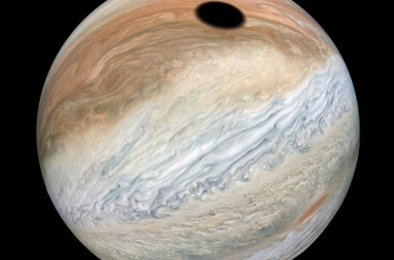 朱诺号探测器低飞木星拍下令人叹为观止的日偏食 “木卫一”掠过木星表面