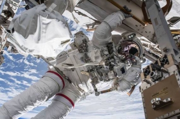 NASA现场直播：国际空间站美国宇航员进行太空行走