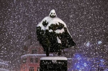 电影《星球大战》著名反派角色黑武士雪中现身波兰？其实是Jakub Wejher雕像