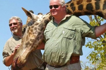 美国男子Brad Severs晒南非打猎战利品合照 长颈鹿当围巾