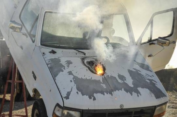 美国洛克希德马丁公司的新型激光武器成功击毁1英里外的汽车引擎