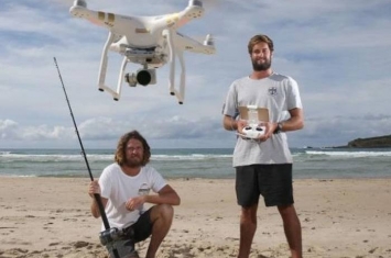 澳洲3名男子酒后忽发奇想 用航拍无人机成功钓获20公斤重吞拿鱼