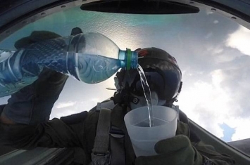 战机机师示范在反转战机时倒水及喝水而滴水不漏