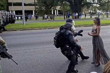 女黑人Leshia Evans只身挡警察 成美国反警示威标志画面