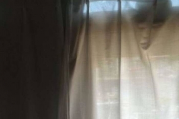 日本网民房中休息 突然发现窗帘出现一张诡异人脸