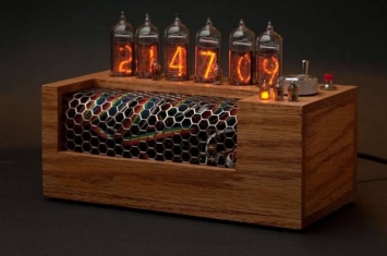 集古典与科技尖端于一身的磁浮试管钟Nixie Clock