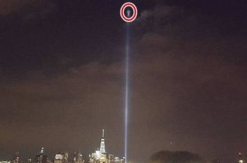 美国纽约世贸中心911遗址显神迹 纪念光柱现耶稣？
