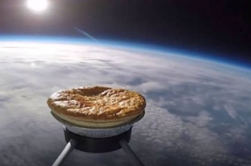 英国科学家将一块馅饼送上距离地面30公里的平流层