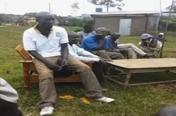 肯尼亚村民为失踪男子办丧礼 下葬一刻始知葬错人