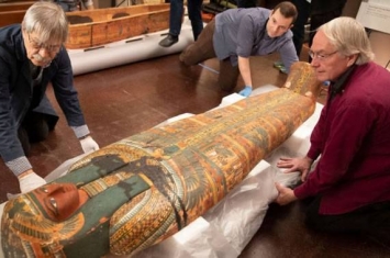 埃及2500年前女性木乃伊Takerhab从石棺中取出后 在棺底发现死亡女神Imentet画像