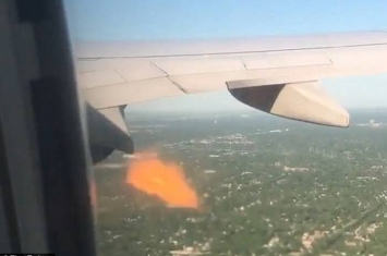 美国联合航空客机起飞没多久有只小鸟被吸进引擎内 飞机不断喷出火焰