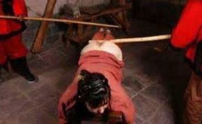 古代女子酷刑绳刑，用粗麻绳肆虐下体