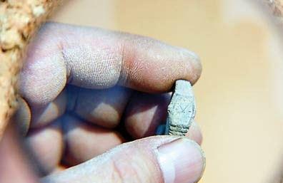 考古工作者发现了两千多年前新出土的文物(考古工作者发现两千多年前新出土的文物修改病句)