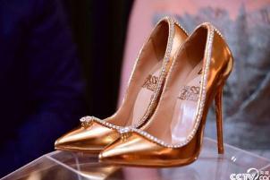 世界上最贵的鞋子多少钱，1.2亿人民币/金黄色并有238颗钻石点缀 ...