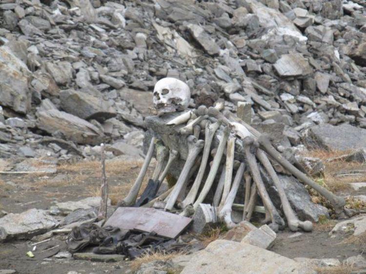 喜马拉雅山湖泊现尸骸「喜马拉雅山发现骷髅湖500具神秘骨骸来路不明死因扑朔迷离」