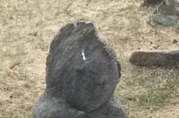 内蒙古锡林郭勒盟境内发现大型古墓葬群及石人像