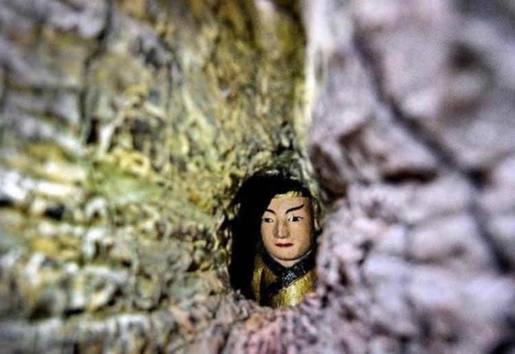 千年古树里藏着一尊佛头,中国千年树洞里的佛像