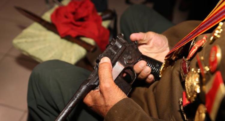 1996年96岁山东老汉持双枪被举报警察调查后这是粟裕大将送的