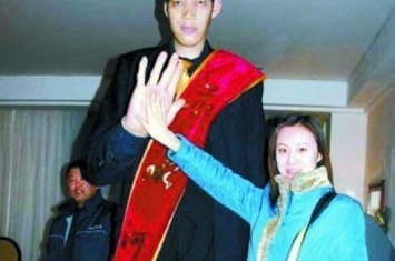 世界第一高人王峰军，真实身高2.33米(谎报2.55米)